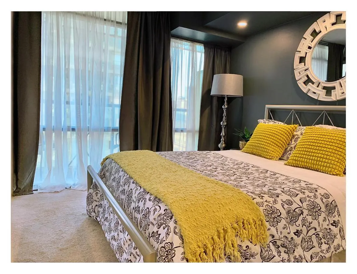Comfy 1 Bedroom & Den Condo In Downtown Toronto 1 Queen & 1 Single Bed